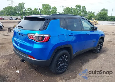 2024 Jeep Compass Latitude 4X4 z USA, uszkodzony, nr VIN 3C4NJDBN4RT106311